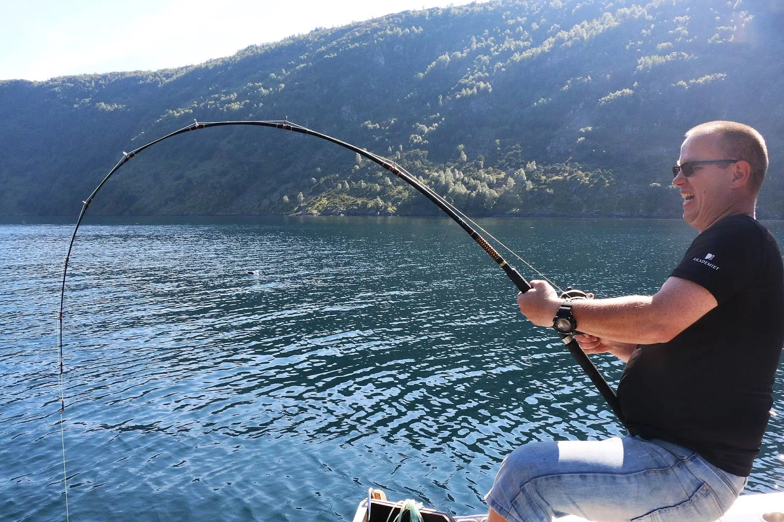 Cato i kamp med god bøy i stanga på fjorden